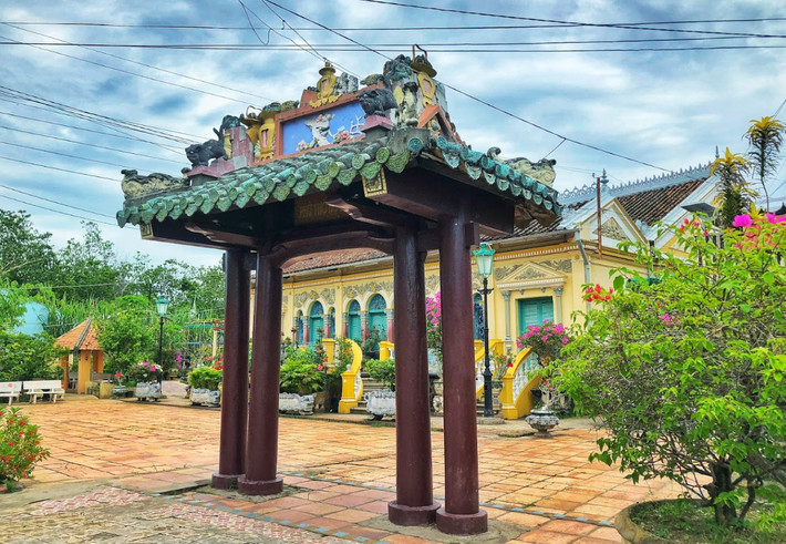 Bước qua cánh cổng theo dinh thự Pháp là một cổng phụ xây theo kiến trúc Á Đông với 4 cột tròn. Ảnh: Thamhiemmekong