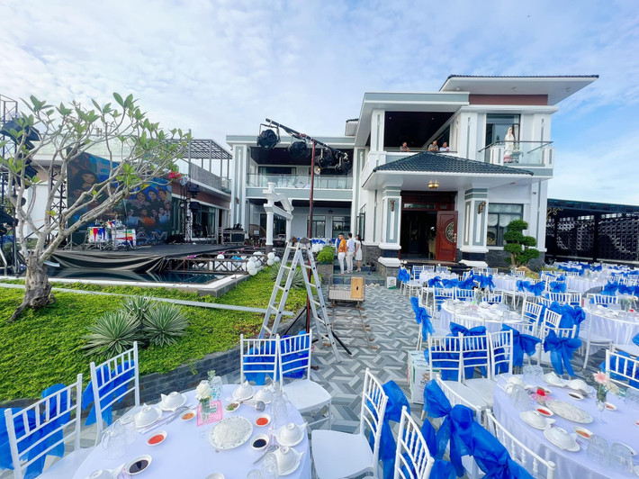 Trong biệt thự còn có bể bơi, hồ cá Koi để thư giãn.