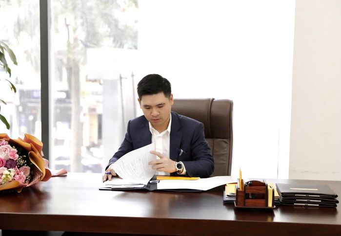 Trước đó, Chủ tịch CLB Hà Nội từng gây "chấn động" giới tài chính khi bỏ ra hơn 270 tỷ đồng để thu mua 35,9% giá trị cổ phiếu Ngân hàng SHB. Hiện tại, Đỗ Vinh Quang sở hữu khoảng 73 triệu cổ phiếu, tương đương gần 1000 tỷ đồng. Ảnh: Đỗ Vinh Quang