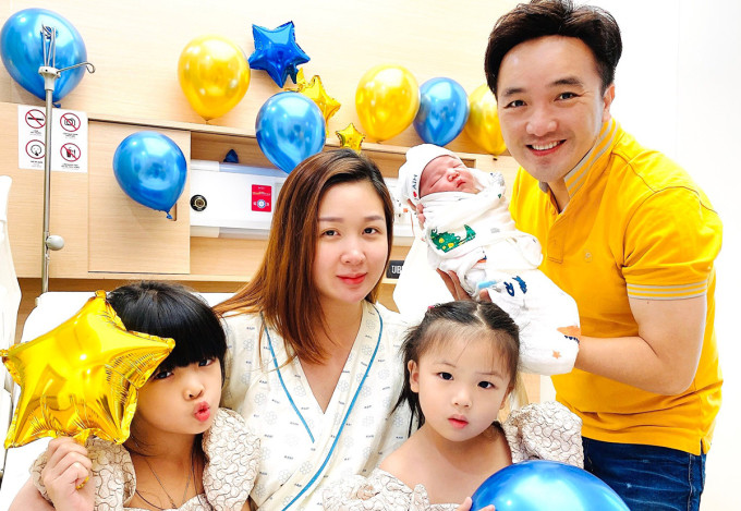 Dương Ngọc Thái là ca sĩ nổi tiếng với những những ca khúc trữ tình quê hương như Gọi đò, Thương lắm quê hương...Năm 2012, nam ca sĩ kết hôn với Triệu Ái Vy, cựu thành viên nhóm nhạc Honey. Hiện tại, cặp đôi có 3 nhóc tỳ kháu khỉnh đáng yêu. Ảnh: Vnexpress
