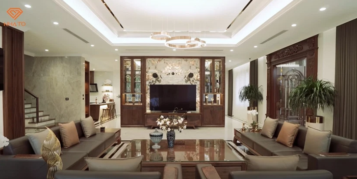 Bên cạnh diện tích khủng, căn biệt thự còn thu hút sự chú ý bởi bộ sofa với mức giá vô cùng đắt đỏ 1,5 tỷ đồng, tương đương một căn chung cư nhỏ.
