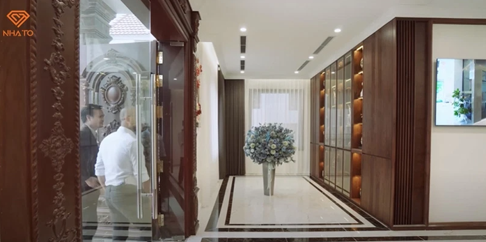 Tầng 1 căn biệt thự có tổng diện tích sử dụng 200m2, một con số "hiếm thấy" ở những căn nhà dân dụng thông thường.