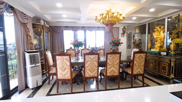 Khu vực bếp tách biệt với không gian phòng khách nhưng vẫn được thiết kế theo phong cách cổ điển với nhiều chi tiết cầu kì.