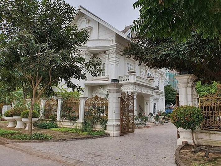 Ông Nguyễn Văn Thành (quê ở Hải Dương) là một doanh nhân có tiếng trong lĩnh vực sản xuất thạch rau câu. Ông sở hữu căn biệt thự phong cách tân cổ điển châu Âu nằm trong một khu đô thị mới, hiện đại bậc nhất thành phố Hải Dương. Ảnh: Dân trí