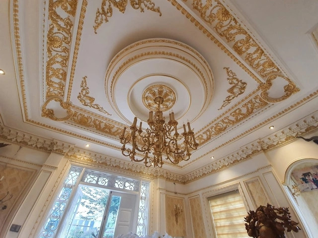 Các góc tường, hoặc trên trần nhà đều được mạ vàng từ những lá vàng nguyên chất. Ảnh: Dân trí