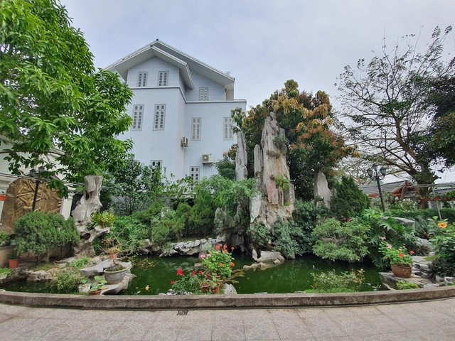 Toàn bộ công trình bao gồm nhà ở, nhà kho, gara và vườn lên tới 675m2. Trong đó, phần nhà ở là 160 m2 với 2,5 tầng đủ cho cả gia đình sinh hoạt. Ảnh: Dân trí