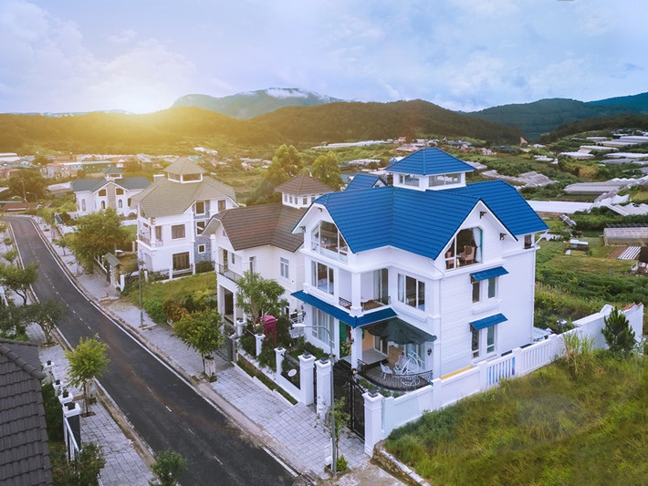 Sau hơn 20 năm chăm chỉ hoạt động nghệ thuật kết hợp kinh doanh bất động sản, diễn viên hài Kiều Linh quyết định xây dựng căn villa rộng 500m2 tại thành phố hoa Đà Lạt.