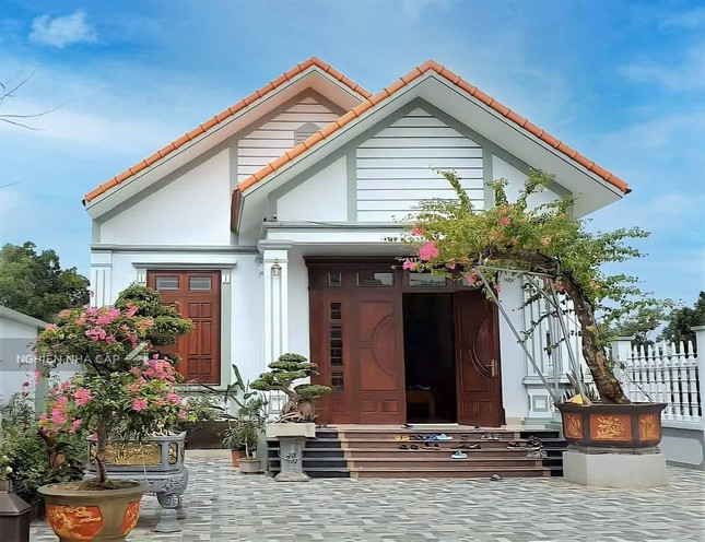 Nhà cấp 4 mái thái chữ L được trang trí đơn giản với các cột trụ tạo sự vững chãi còn mảng tường đơn giản nhằm tạo hiệu sứng chiều rộng và chiều sâu. Ảnh: Tiền phong
