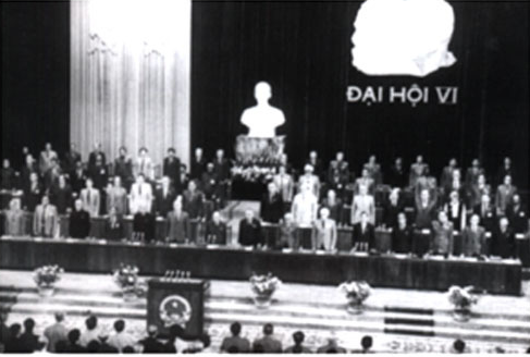 Đại hội đại biểu toàn quốc lần thứ VI. Diễn ra từ ngày 15-18/12/1986 tại Hà Nội. Có 1129 Đảng viên tham dự, thay mặt cho gần 1.9 triệu Đảng viên cả nước. BCH TƯ được bầu mới gồm 124 ủy viên chính thức và 49 ủy viên dự khuyết. BCH TƯ bầu Bộ Chính trị gồm 13 ủy viên chính thức, 1 dự khuyết. Ban Bí thư gồm 13 đồng chí, đồng chí Nguyễn Văn Linh được bầu làm Tổng Bí thư.