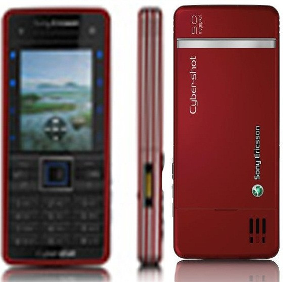 Là điện thoại đi cùng Điệp viên 007 trong bộ phim thứ 22, Sony Ericsson C902i độc đáo ở cum camera giấu kín dưới nắp lưng và tính năng chụp ảnh tích hợp vào dải nút cảm ứng xung quanh màn hình. Ảnh: The Mobile Phone Club.
