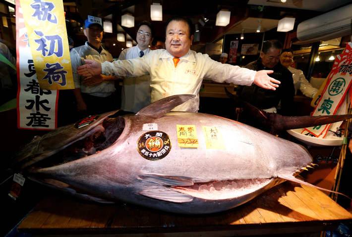 Ông Kiyoshi Kimura vui mừng trong một lần trở thành chủ nhân của chú cá ngừ nặng 212 kg tại của Nhật Bản. Ảnh: NBC News.