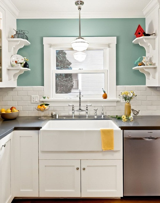 Nhờ tính năng không bám bẩn và dễ lau chùi, chất liệu inox được nhiều người lựa chọn trong phòng bếp. Tuy nhiên sử dụng quá nhiều đồ inox khiến căn bếp trở nên lạnh lẽo. Hãy kết hợp nhiều chất liệu khác nhau để phòng bếp trở nên ấm cũng và sống động. Ảnh: Printest.