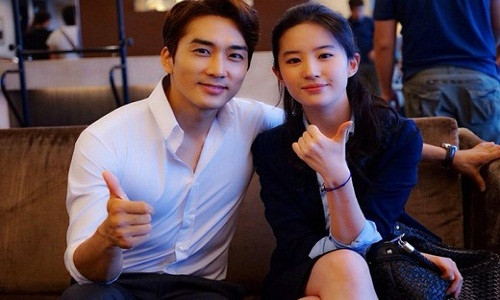 Lưu Diệc Phi - Song Seung Hun được coi là cặp đôi đẹp của làng giải trí châu Á được mong chờ sớm nên duyên vợ chồng. Mới đây, Song Seung Hun khiến fan bất ngờ khi tiết lộ khá nhiều về Lưu Diệc Phi và úp mở về ước mơ được trở thành ông bố trẻ. Ảnh: Dramafever.
