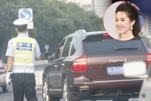 Bên cạnh nhà siêu sang, Lưu Diệc Phi còn sở hữu cả bộ sưu tập xe sang như Rolls Royce, Ferrari, Porsche...Trong ảnh là chiếc Porsche Cayenne S có giá 150.000 USD (hơn 3 tỷ đồng) cô thường dùng khi đi ăn cùng gia đình. Ảnh: Sina.