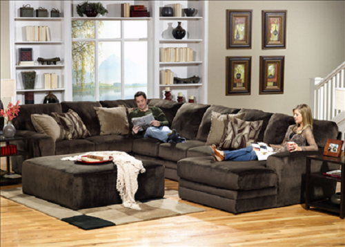 Nếu sofa dùng với mục đích phụ vụ gia đình nhiều hơn tiếp khách, tốt nhất nên sử dụng sofa chữ L, vừa ngồi, vừa nằm mang lại cảm giác thuận tiện và thoải mái. Ảnh: Sofasandsectionals.