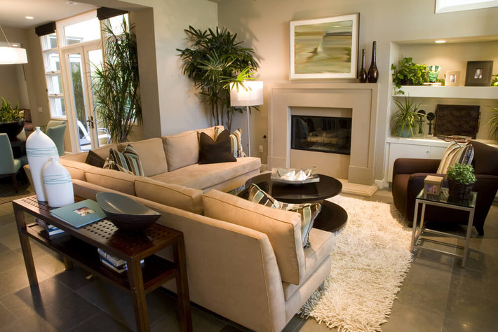 Nếu là phòng riêng, sofa hình chữ L hoặc chữ U miễn sao kích thước phù hợp với diện thích phòng. Ảnh: Home Stratosphere.