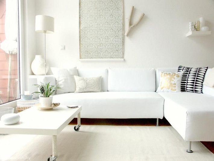 Sofa với tông màu nhẹ nhàng như trắng, xám...tạo cảm giác rộng rãi cho không gian phòng khách. Ảnh: Homedit.