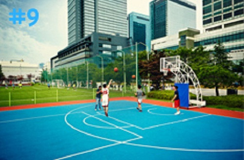 Khuôn viên trụ sở chính có 10 sân bóng rổ, 4 sân cầu lông, 3 sân bóng đá và hai sân bóng chày.