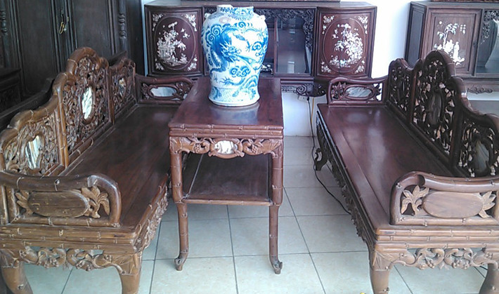 Trường kỷ là bộ bàn ghế có lịch sử khá lâu đời. Mỗi bộ trường kỷ gồm có 2 ghế dài và một bàn. Ảnh: Blogspot.