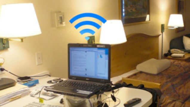 Tận dụng laptop cũ làm bộ phát wi-fi trong trường hợp khẩn cấp. Ảnh: Loffee.