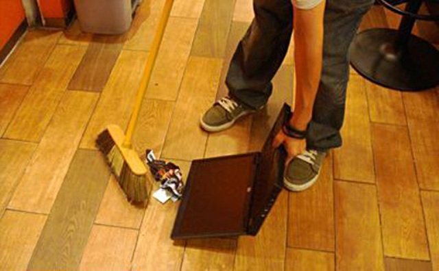 Biến laptop thành cái hót rác cũng không phải ý tưởng tồi. Ảnh: Loffee.