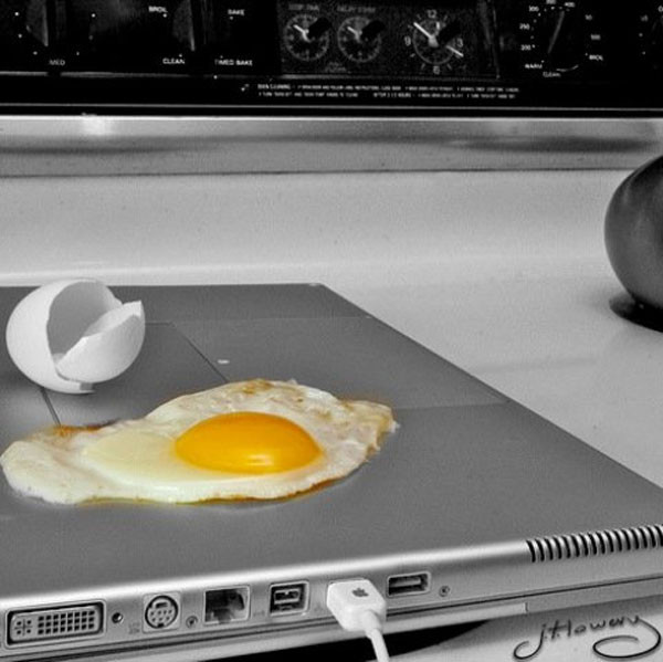 Thậm chí có anh bạn còn rán trứng ngay trên laptop. Ảnh: Loffee.