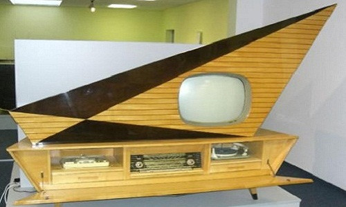 Ti vi được thiết kế mang phong cách retro trong những năm 1950s ở Đức.
