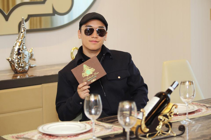 Có mặt tại Hà Nội cuối tuần qua trong sự chờ đón của người hâm mộ Việt Nam, ca sĩ Seungri (thành viên nhóm nhạc Big Bang – Hàn Quốc) chính thức trở thành chủ nhân của căn hộ siêu sang của Vinhomes D’. Palais Louis. Ảnh: Facebook Hằng Lê.