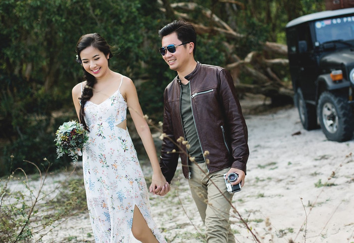 Kiều Khanh cho biết cô và ông xã đều là người đơn giản, không thích cầu kỳ, vì thế tiệc cưới và ảnh cưới đều theo phong cách nhẹ nhàng, lãng mạn.
