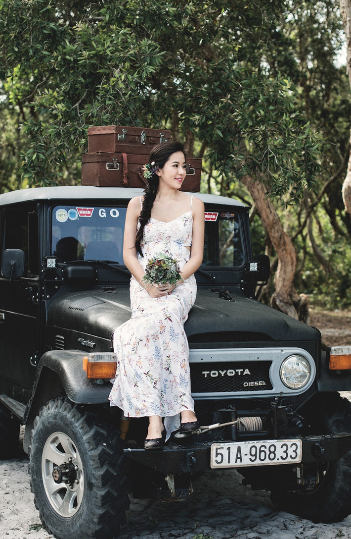 Trong ảnh cưới, người đẹp sinh năm 1992 diện đầm hai dây, họa tiết hoa nhẹ nhàng, nền nã.
