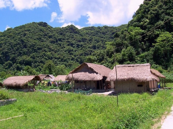 Nhà tranh vách đất giờ được thay thế bằng nhà ngói, nhà cao tầng nhưng lòng người đôi lúc vẫn chạnh nhớ một hồn quê Việt. Ảnh: Far lang.