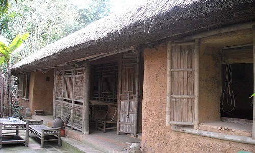 Nhà nào cầu kỳ hơn có thể xây nhà bằng đất sét trộn trấu. Ảnh: Panoramio.