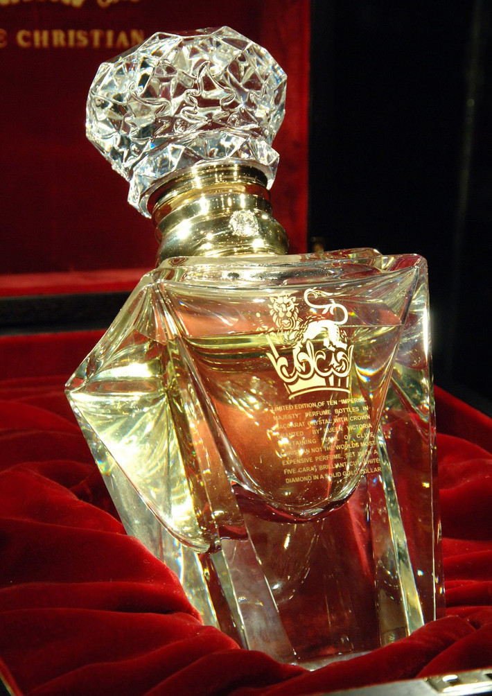 Clive Christian Imperial Majesty là chai nước hoa gắn kim cương 5 carat trị giá 240.000 USD. Ảnh: The Milliardaire.