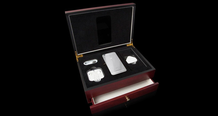 iPhone 6 phiên bản đặc biệt Diamond Ecstasy Limit Edition là quà tặng 8/3 khủng với mức giá 2,3 triệu bảng Anh (khoảng 75 tỷ đồng). Ảnh: Luxury Gold Gifts.