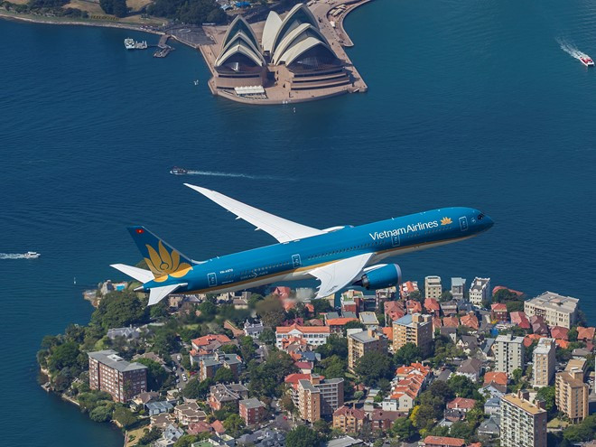 Boeing 787-9 Dreamliner bay qua nhà hát Opera Sydney nổi tiếng tại Australia. Ảnh: Vietnam Airlines.