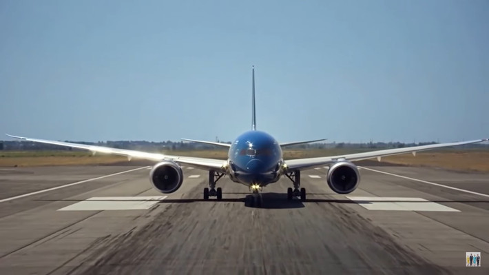 Công nghệ chế tạo mới giúp Boeing 787-9 tiết kiệm 20% nhiên liệu và giảm 20% khí thải ra môi trường so với dòng máy bay tương đương. Ảnh: Youtube.