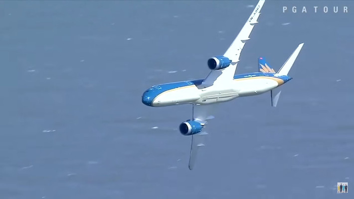 Máy bay Boeing 787-9 trình diễn ấn tượng trên bầu trời Hilton Head Island, bang Georgia (Mỹ). Ảnh: Youtube.