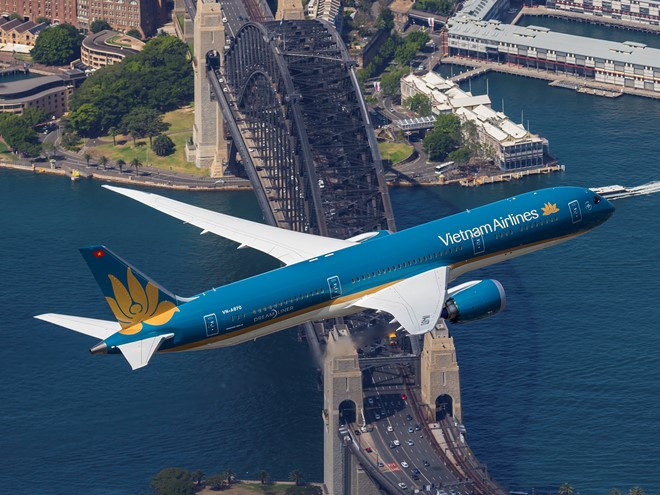 Khoảnh khắc Boeing 787-9 của Vietnam Airlines bay qua cầu Harbour trên đường bay thẳng Việt Nam - Australia. Ảnh: Vietnam Airlines.