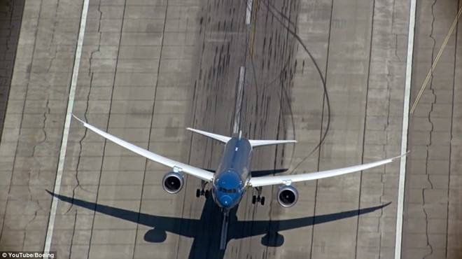 Tháng 6/2015, Boeing 787-9 Dreamliner phô diễn khả năng bay gần như thẳng đứng tại sân bay Le Bourget, Pháp. Ảnh: Youtube/Boeing.