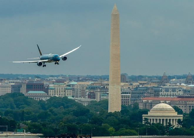 Boeing 787-9 bay lượn trên bầu trời Washington, gần Tháp Bút Chì - Mỹ. Ảnh: VietnamAirlines.