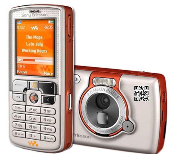 Thời điểm đó, Sony Ericsson W800i nằm trong top smartphone bán chạy nhất tại Việt Nam. Nó được người dùng mệnh danh là "Nữ hoàng nhạc số". Ảnh: Smartphonestore.