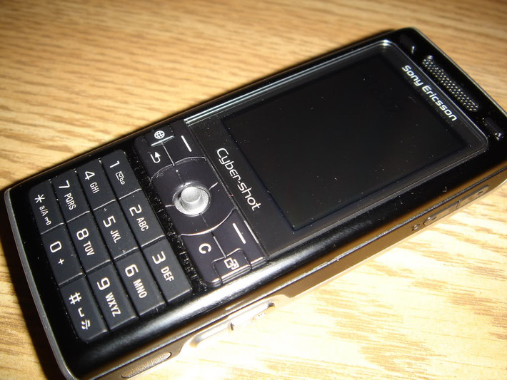 Sony Ericsson K790i cuốn hút người dùng với camera độ phân giải 3.2 MP giống như một máy ảnh chuyên dụng mini. Ảnh: Photobucket.