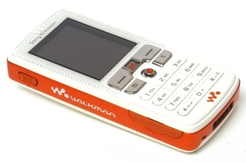 Năm 2005, Sony Ericsson ra mắt dòng điện thoại chơi nhạc chuyên nghiệp W800i với thẻ nhớ lên tới 512 MB. Mặt trước máy giống như máy nghe nhạc thời trang còn mặt sau tựa như máy ảnh sành điệu. Ảnh: Dienthoaico.