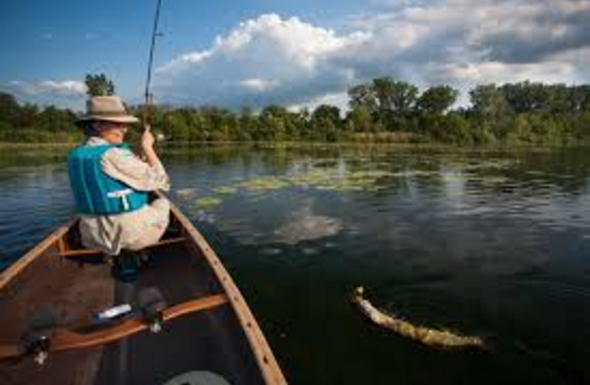 Họ phải loay hoay tìm cho mình một chỗ ngồi chắc chắn để buôn cần. Ảnh: Fishing.
