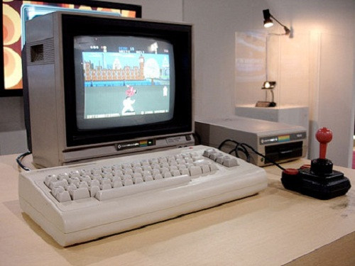 Máy tính Commodore 64 với bàn phím khủng. Ảnh: Printest.