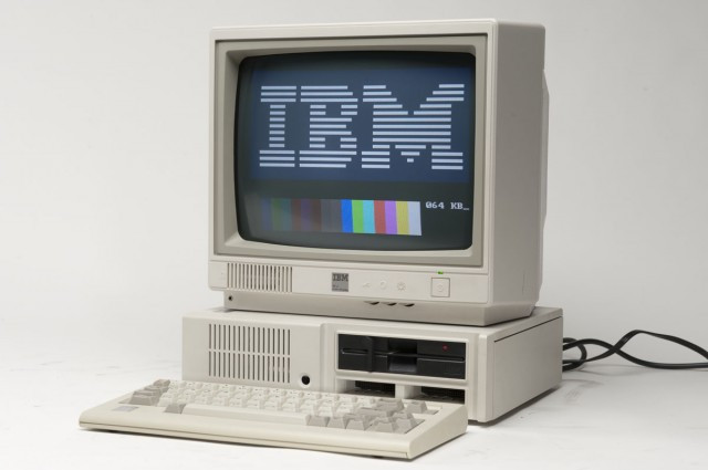 Chiếc máy tính IBM đầu năm ra mắt năm 1981 nặng 9,5 kg. Máy sở hữu bộ nhớ 16K, có khả năng kết nối với TV, chơi game và xử lý văn bản. Ảnh: Extremetech.