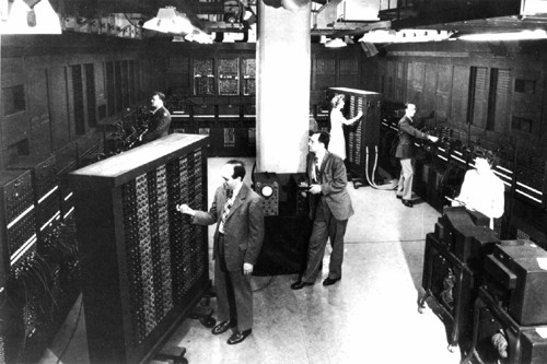 Ra mắt vào năm 1946, chiếc máy tính khổng lồ có thể tích dài 20 mét, cao 2,8 mét, rộng vài mét và có khả năng thực hiện 5.000 phép toán cộng trong một giây. Ảnh: Computerhistory.