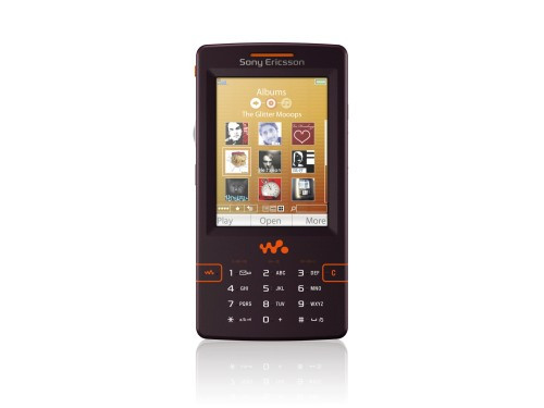 Với kích thước 106 x 54 x 15 mm, Sony Ericsson W950i là chiếc điện thoại thông minh Symbian UIQ có 3G với màn hình cảm ứng 2,6 inch. Máy có bộ nhớ trong 4GB khá hiếm hồi đó. Ảnh: Tech.