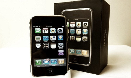 Chính thức ra mắt từ ngày 9/1/2007 nhưng phải đến 29/6/2007 chiếc iPhone đầu tiên của Apple mới bán ra thị trường. iPhone đời đầu hấp dẫn người dùng bởi màn hình cảm ứng 3,5 inch, bộ nhớ trong tùy chọn 4GB hoặc 8GB. Ảnh: Youtube.