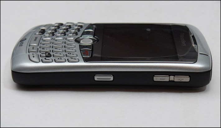 Nhắc tới mẫu điện thoại được yêu thích 10 năm trước không thể bỏ qua BlackBerry 8300. Ra mắt năm 2007, BlackBerry Curve 8300 gây sốt với bàn phím Qwerty kiểu cổ điển cùng nhiều tính năng đa phương tiện: camera sau 2 megapixel, chơi nhạc, Bluetooth. Ảnh: Brighthand.